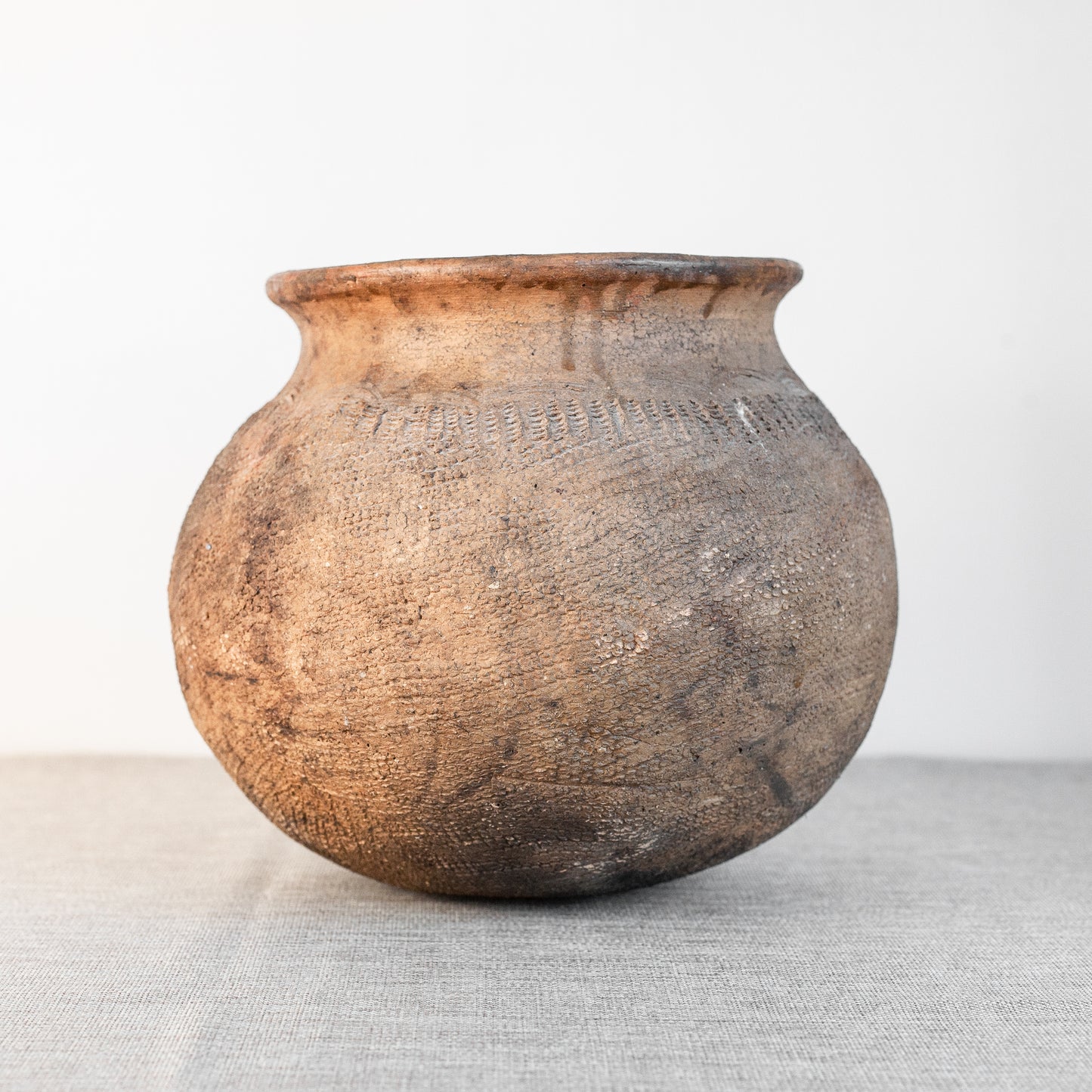 Large Native American Cooking Pot. Late 19th century.