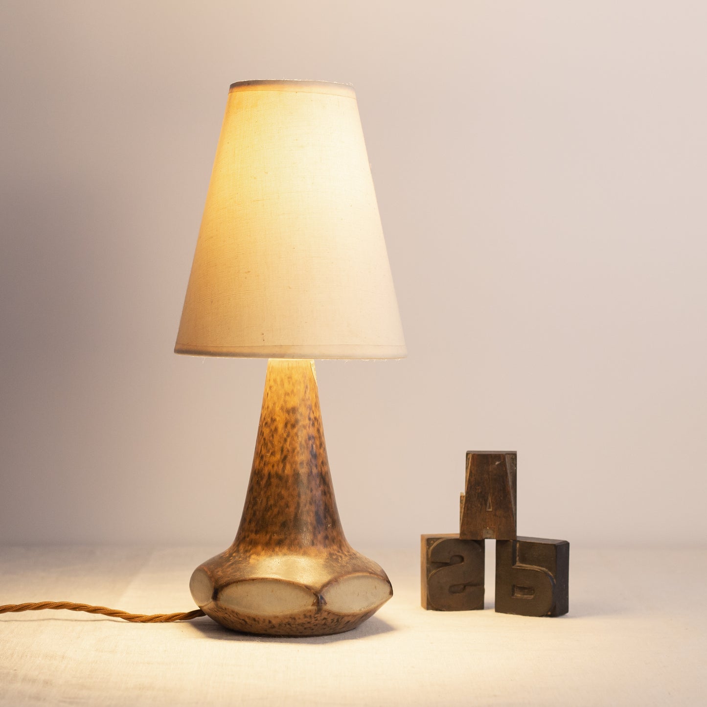 Table lamp model 6259C, Marianne Starck, Michael Andersen & Søn Bornholmsk Keramik, Denmark. 1960’s.