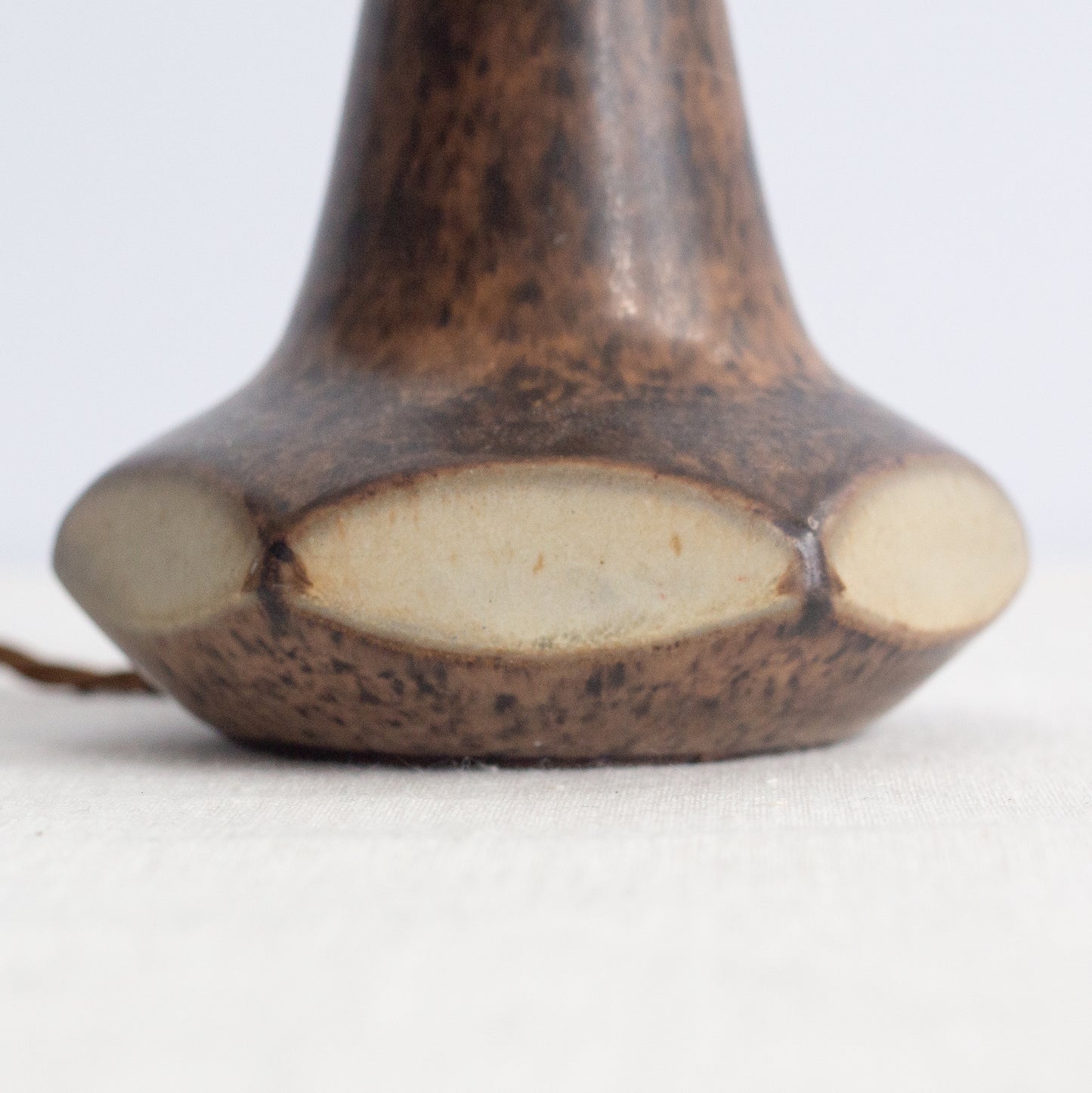 Table lamp model 6259C, Marianne Starck, Michael Andersen & Søn Bornholmsk Keramik, Denmark. 1960’s.