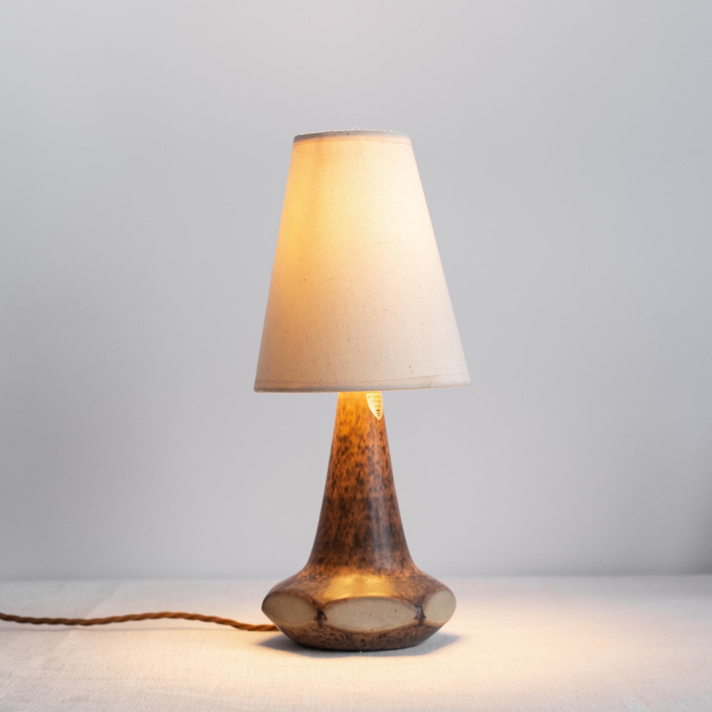 Table lamp model 6259C, Marianne Starck, Michael Andersen & Søn Bornholmsk Keramik, Denmark. 1960’s.