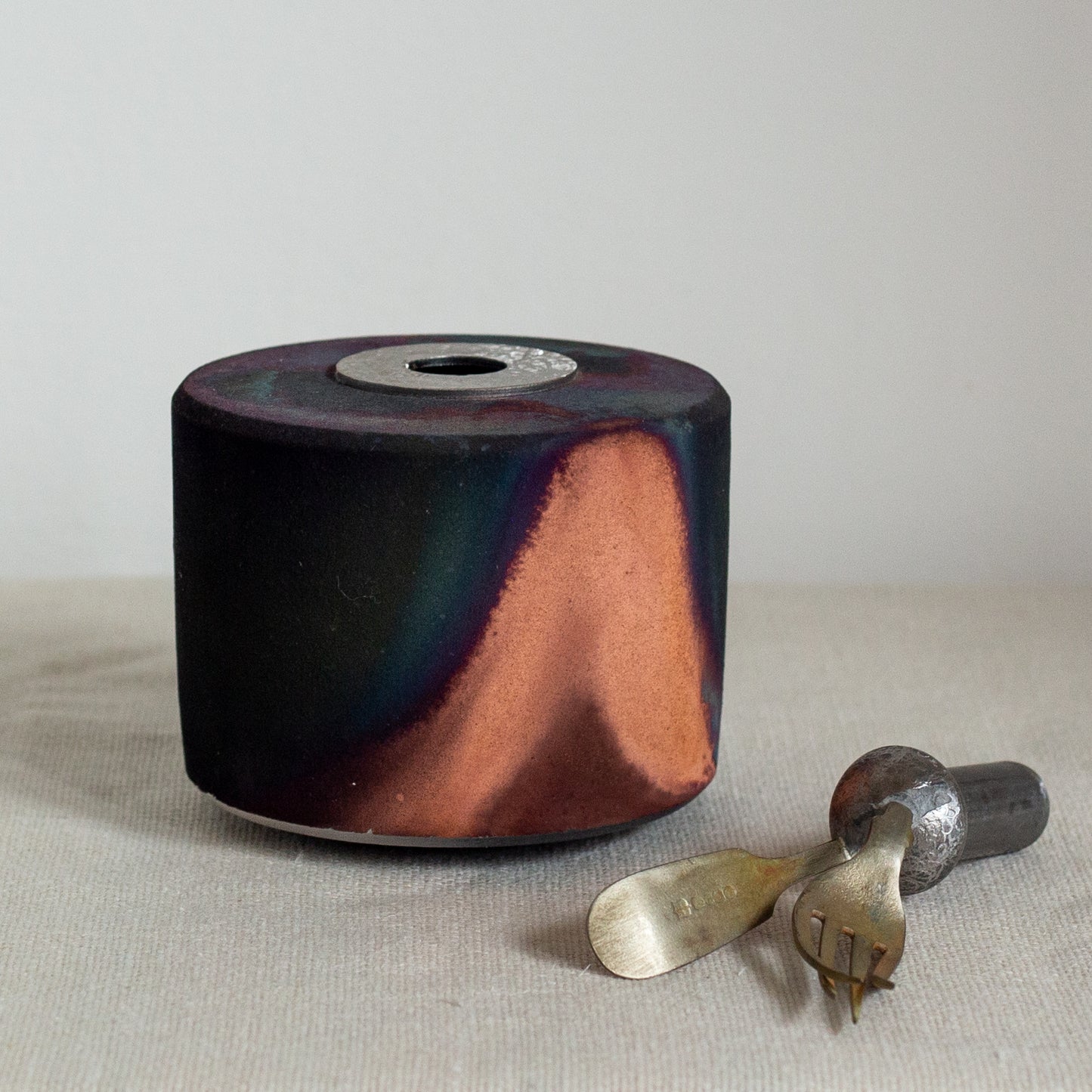 Lidded Raku Form, Andrew Niblett, England. Late 1990s.