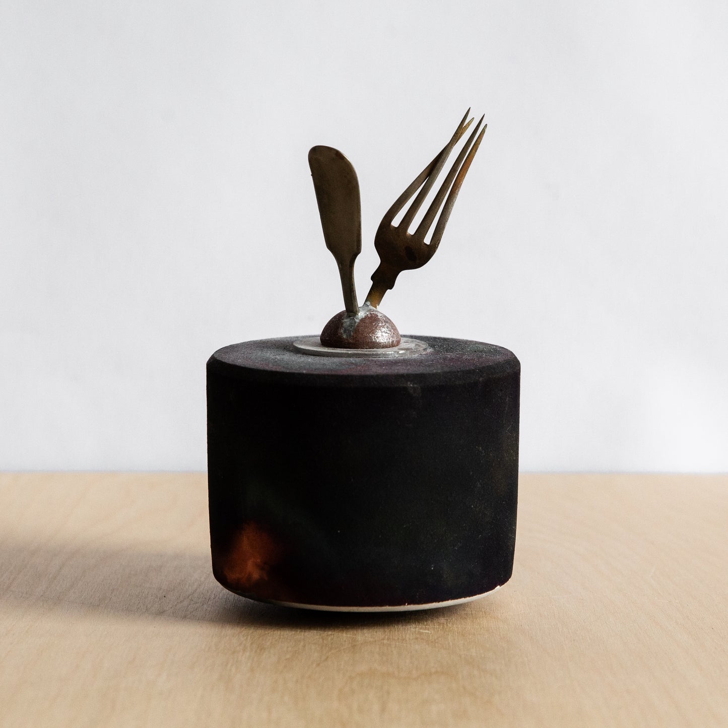 Lidded Raku Form, Andrew Niblett, England. Late 1990s.