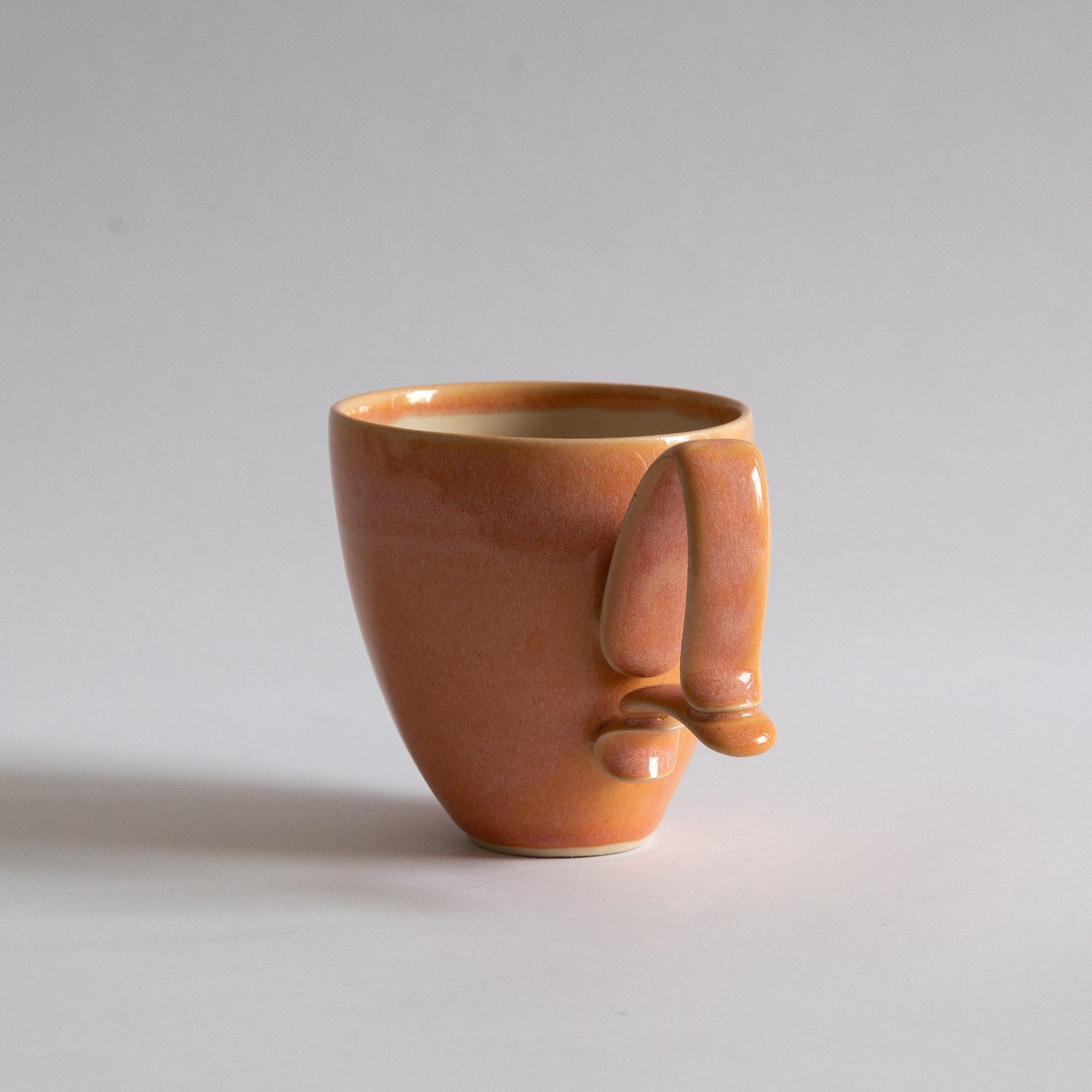 'Tango' Stoneware Mug in Peach, Jaroslav Hrustalenko, England. 2000s.